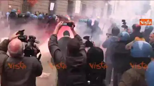 Scontri Firenze, lacrimogeni e panico per strada 