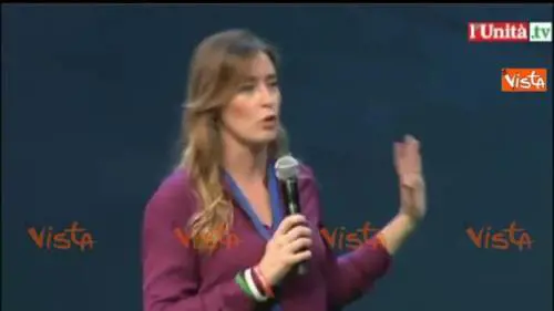 Leopolda, Boschi placa i fischi al video di D'Alema sul referendum  