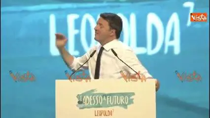 Renzi parla alla Leopolda. E Agnese lo ascolta rapita