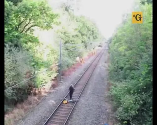 Ubriacone salvato per un soffio dal finire sotto un treno