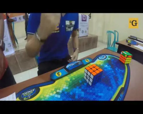 Risolve cubo di rubik in meno di 5 secondi