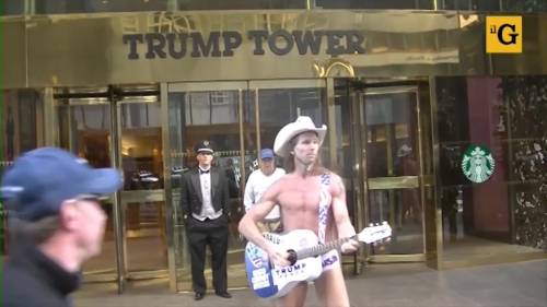 I sostenitori di Donald sotto la Trump Tower