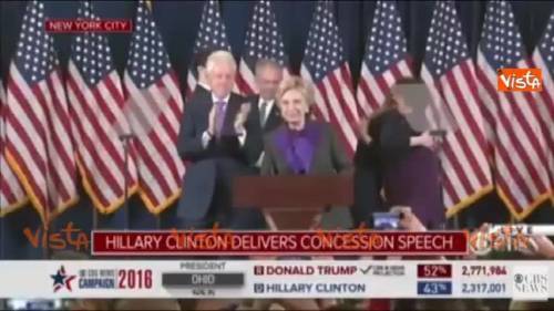 Clinton commossa saluta gli elettori