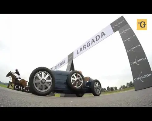 Alonso gareggia contro un cavallo al volante di una Bugatti