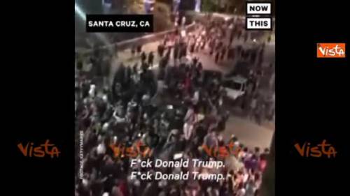 USA, bandiera americana bruciata e cori F**ck the Trump, le proteste in tutta America