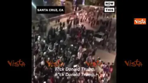 USA, bandiera americana bruciata e cori F**ck the Trump, le proteste in tutta America