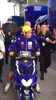 Moto Gp Valencia, Rossi da' un calcio a una donna nel paddock