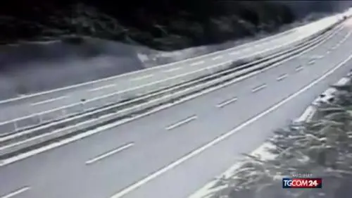 Bus in scarpata: il video delle due auto