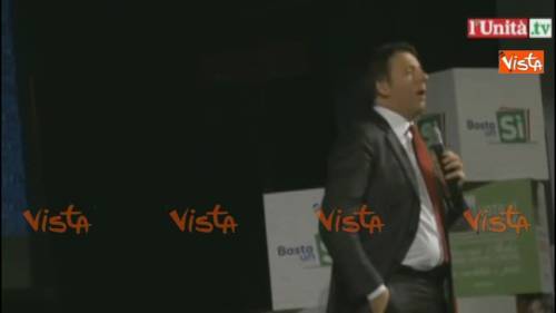 Renzi a un contestatore: "Mai dire fuori"