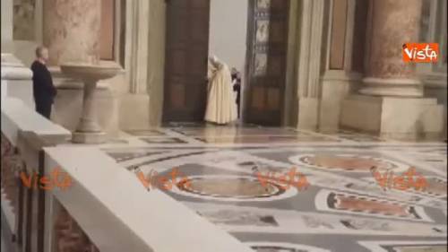 Il Papa chiude la Porta Santa di San Pietro