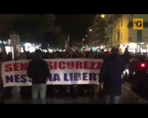 Roma, donne in corteo contro il centro di accoglienza