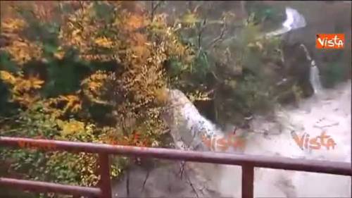 Meteo, allerta rossa in Liguria: a Imperia il torrente Arroscia rompe gli argini 