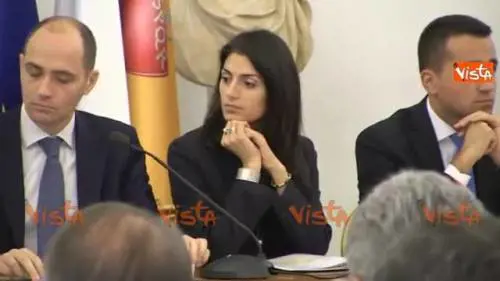 Raggi "tormentata" dalla collanina in conferenza stampa