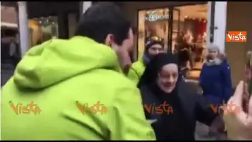 La suora a Salvini: io voto Sì. E gli bisbiglia qualcosa all'orecchio 