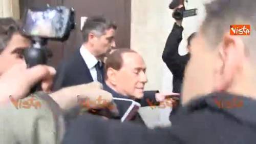 Berlusconi e il selfie con una sostenitrice: "È un dovere votare"