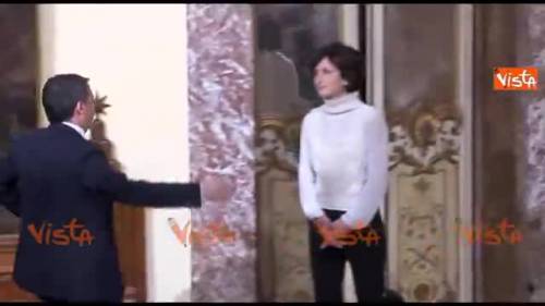 Renzi va via abbracciando Agnese