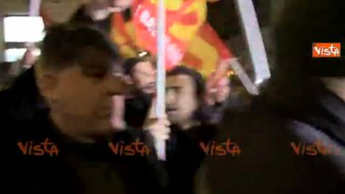 I manifestanti a Palazzo Chigi: "Renzi va a casa"