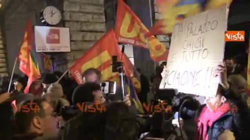 "Renzi a casa" la protesta davanti Palazzo Chigi