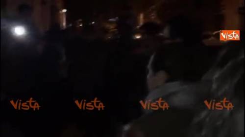 Serenata alla futura moglie: lei si affaccia tra gli applausi