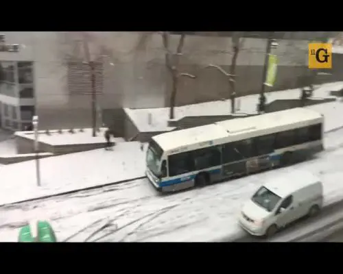 Montreal, strade ghiacciate e tamponamenti a catena