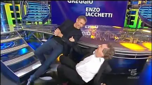 Iacchetti cade durante Striscia la Notizia