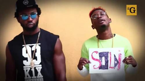 Bello Figo, il rapper che deride gli italiani