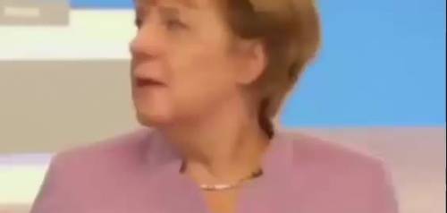 Merkel stupita: "Cosa è quell'aggeggio"