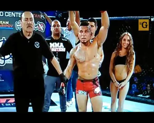 Lottatore MMA sconfitto sferra un pugno in faccia ad una ragazza