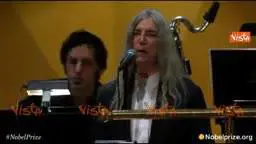 Patti Smith inciampa nella canzone di Bob Dylan