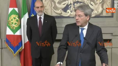 La gaffe di Gentiloni: finisce il discorso ma poi sbaglia uscita