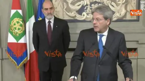 La gaffe di Gentiloni: finisce il discorso ​ma poi sbaglia uscita