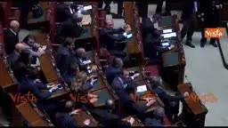 Bagarre alla Camera: Lega con gli striscioni, la Boldrini li fa togliere