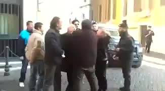 Roma, Forconi tentano di arrestare Osvaldo Napoli