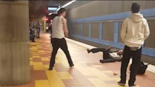 Los Angeles, la violenta aggressione ai danni di un barbone in metro