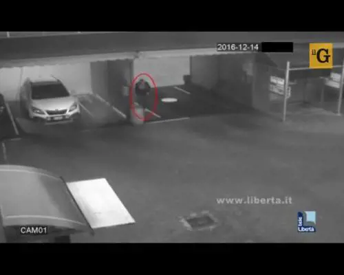 Furto d'auto all'autolavaggio sotto gli occhi del proprietario