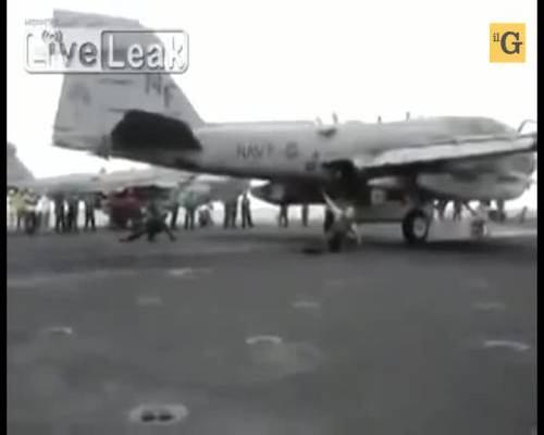 Reattore del jet spazza via il tecnico della portaerei