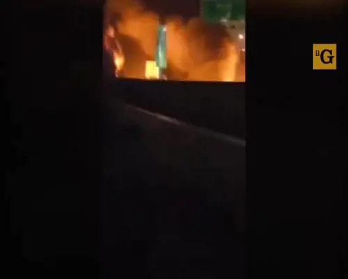 Mega tamponamento a catena. Esplode camion cisterna. Due morti