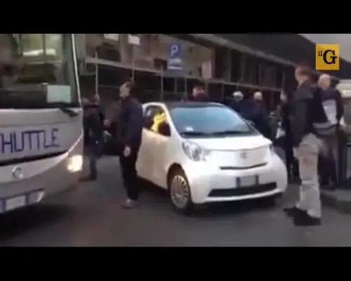 Bus bloccato. Passanti spostano un'auto di peso