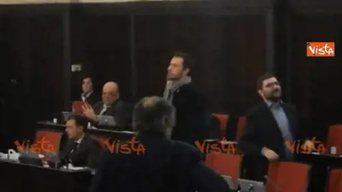 Sala contestato in Consiglio comunale: lascia la seduta prima del voto   