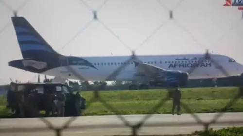 Malta, l'aereo dirottato sulla pista 