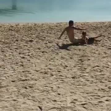 Il fallaccio in spiaggia di Papu Gomez al figlio