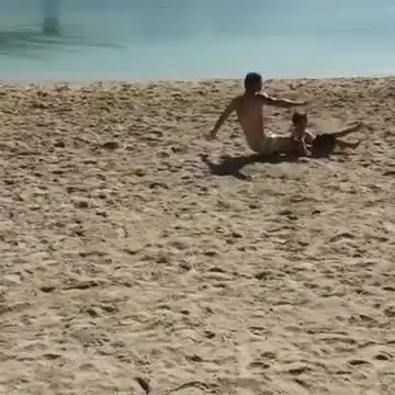 Il fallaccio in spiaggia di Papu Gomez al figlio