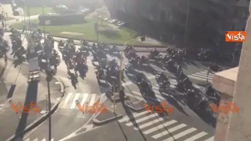 Befane in motocicletta invadono Milano