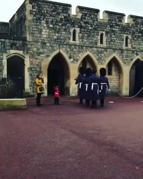 Il saluto della Guardia inglese al suo piccolo sosia 