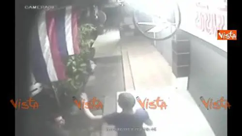 Thailandia, strappano la bandiera nazionale: arrestati due turisti italiani