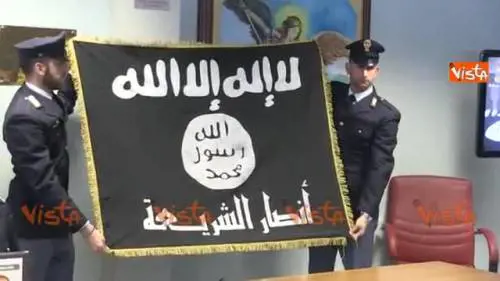 Arrestato terrorista tunisino: la bandiera, la tunica e le pallottole