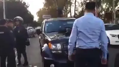 Trova la moglie in macchina con l'amante e scoppia la lite