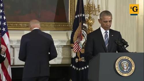 Biden si commuove per l'ultimo regalo di Obama
