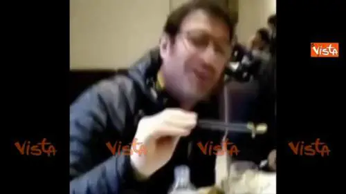 Ciro Ferrara cena con vermi e api. E poi inizia a cantare "O sole mio"