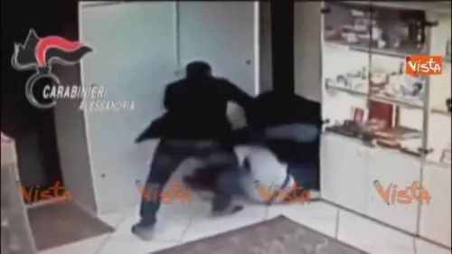 Giolliere massacrato di botte: il video choc